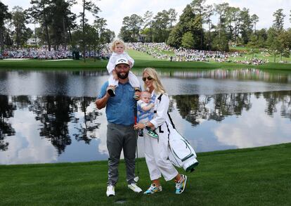 Jon Rahm, con su mujer, Kelley, y sus dos hijos, Kepa y Eneko, en Augusta.