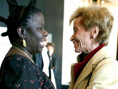 La vicepresidenta María Teresa Fernández de la Vega, ayer, con la primera ministra de Mozambique, Luisa Dias Diogo.