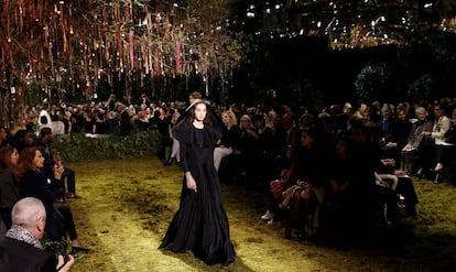 La particular Caperucita negre del desfile de alta costura de Dior.