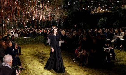 La particular Caperucita negre del desfile de alta costura de Dior.