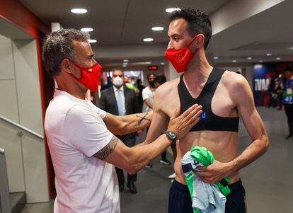 Luis Enrique y Busquets se saludan al término del partido el viernes ante Portugal, en una imagen de la Federación.