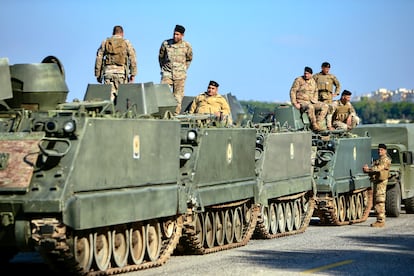 Soldados del Ejército libanés montados sobre vehículos militares blindados en la ciudad costera de Naqoura, cerca de la frontera con Israel, en el sur del Líbano, el pasado 7 de enero.