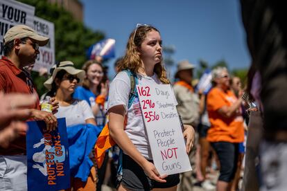 Mitin en el Capitolio del estado de Texas, entre los asistentes, mayoritariamente jóvenes que portaban pancartas con  mensajes en apoyo de la legislación de control de armas. 
