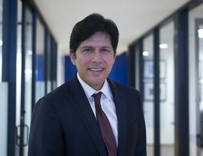 Kevin De Le&oacute;n, en su oficina de Los Angeles.