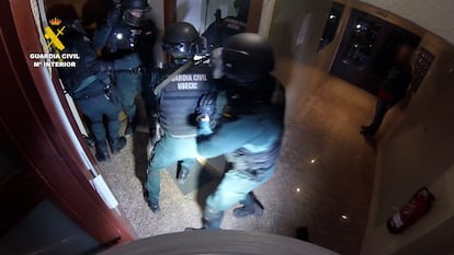 Imagen facilitada por el instituto armado de agentes de la Guardia Civil durante su participación en la operación Kuroma.