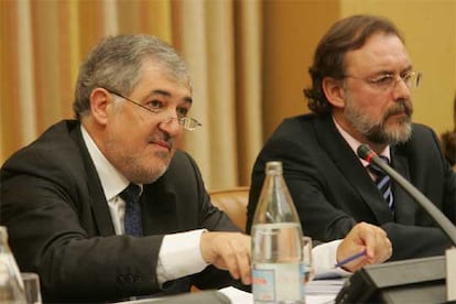 Conde-Pumpido (a la izquierda), junto al socialista Álvaro Cuesta, en la Comisión de Justicia.