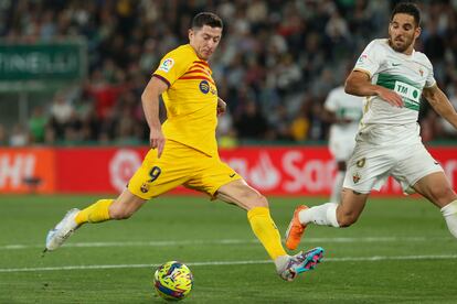 Lewandowski remata para marcar el tercer gol del Barcelona ante el Elche.