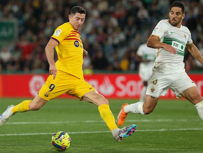 Lewandowski remata para marcar el tercer gol del Barcelona ante el Elche.