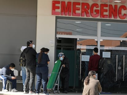 Familiares de pacientes de covid-19 esperan afuera del Hospital del Norte, en Cochabamba, el 1 de junio.