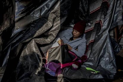 Reina Espinosa, hondureña de 32 años, en un campamento improvisado ante el muro de San Luis Río Colorado.