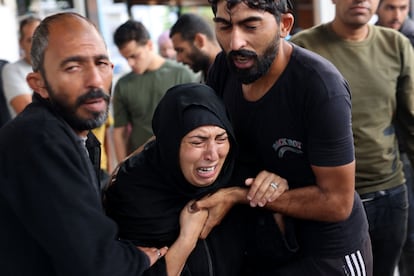 Una mujer palestina llora tras conocer la muerte de su hermano en un bombardeo israelí en Rafah, al sur de la Franja.