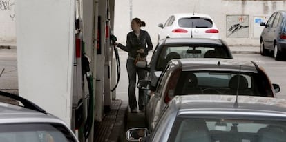 Una mujer reposta en una gasolinera de Madrid.