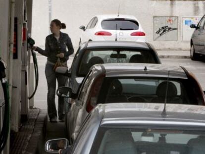 Una mujer reposta en una gasolinera de Madrid.