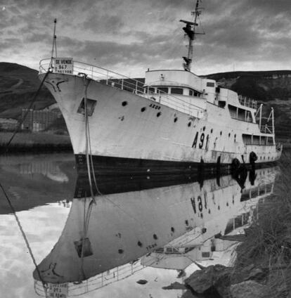 Azor en 1995, tras su subasta y traslado de Ferrol a Requejada (Cantabria), donde aguardaba convertirse en pub flotante