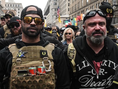 El líder de los Proud Boys, Enrique Tarrio (a la izquierda), y su lugarteniente Joe Biggs, durante una manifestación en Washington el 12 de diciembre de 2020.