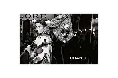 Gisele Bündchen continúa en la cresta de la ola y ya forma parte de las últimas imágenes de Chanel. El propio Karl Lagerfeld ha disparado la cámara en una sesión con sabor parisino.