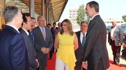 El Rey con Susana Díaz, el ministro Juan Ignacio Zoido y otras autoridades en Cádiz.