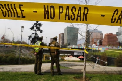 Policiais vigiam a área onde uma bomba explodiu no dia 8.