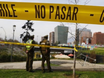 Policiais vigiam a área onde uma bomba explodiu no dia 8.