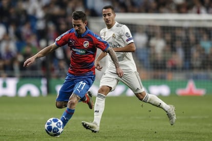 El jugador del Viktoria Pilsen, Milan Petrzela, avanza con el balón tras regatear a Lucas Vázquez, del Real Madrid.