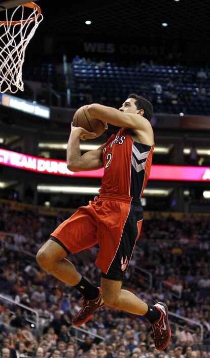 Landry Fields, de los Raptors, encara el aro ante los Suns.