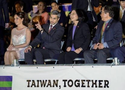 La presidenta de Taiwán, Tsai Ing-wen, y su homólogo paraguayo, Mario Abdo Benítez, asisten a un espectáculo de luces con motivo del Día Nacional de Taiwán en Taipei