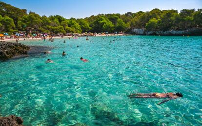 Bañistas en la cala En Turqueta, en Menorca.