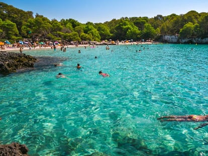 Ba&ntilde;istas en la cala En Turqueta, en Menorca.  