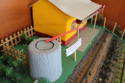 Maqueta elaborada para demostrar sistema de captación de agua elaborado con ferrocemento implementado en varias comunidades de Jocotán, Chiquimula. Este tipo de estructuras beneficia a nivel familiar (una unidad por familia), con ellos se irriga el huerto familiar. 