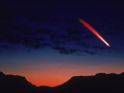 Um cometa passa próximo da Terra.