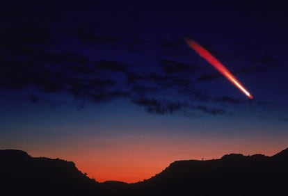 Un cometa pasa cerca de la Tierra.