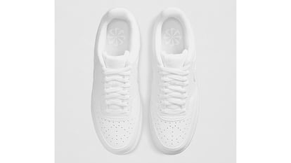 Zapatillas Nike sobre fondo blanco.