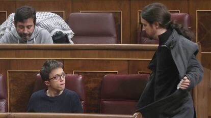 El líder de Podemos, Pablo Iglesias e Íñigo Errejón, en el Congreso de los Diputados en 2016. 
 