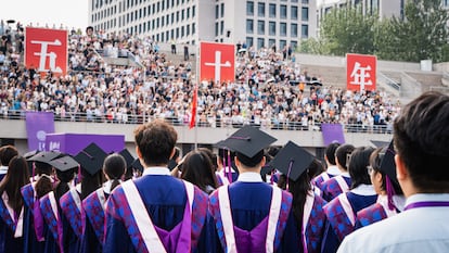 Estudiantes universitarios asisten a la ceremonia de graduación de la Universidad de Tsinghua, el 29 de junio de 2024 en Pekín.