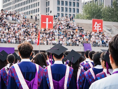 Estudiantes universitarios asisten a la ceremonia de graduación de la Universidad de Tsinghua, el 29 de junio de 2024 en Pekín.