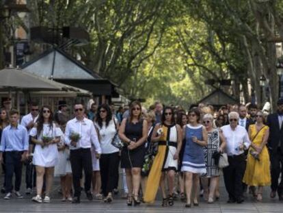 Ferits i familiars dels morts van desfilar en silenci fins al lloc de l atac terrorista i van assistir a l homenatge d esquena a les autoritats