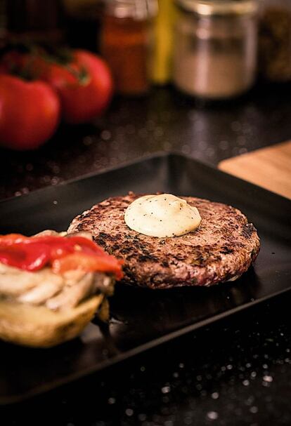 <p><b>Presentación.</b></p> <p>Dani apuesta por una sencillez casi espartana, proponiendo una hamburguesa acompañada de un buen pan, tomate crudo, lechuga romana, algún queso cremoso y cebolla pochada. Más allá de recurrir a la inefable patata frita, asada o en puré –perfecta para acompañar hamburguesas al plato–, a las verduras asadas o a la ensalada, que permite integrar sin mayor problema la hamburguesa en una dieta baja en calorías, Claudio apuesta por jugar con la estacionalidad de los alimentos. “Por ejemplo, ahora que estamos en temporada de las colmenillas, ¿por qué no una hamburguesa de ternera con múrgolas y un huevo ecológico poché?”. Para beber, cerveza, vino o, ¿por qué no?, cava o champán: para los paladares más aventureros, el maridaje de hamburguesa con gin tonic también está a la orden del día.</p>