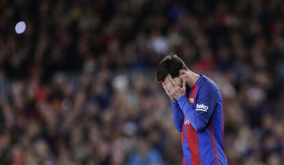 Messi se cubre el rostro después de perder una oportunidad ante el Athletic.
