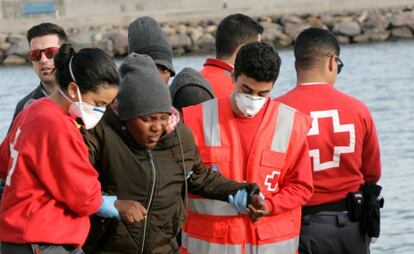 Desembarco en Melilla de una de las mujeres, este sábado.