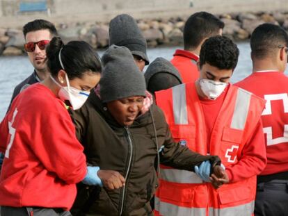 Desembarco en Melilla de una de las mujeres, este sábado.