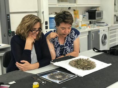 Las doctoras Filloy y Moreno en el atelier de restauración del Museo del Quai Branly, en 2018.