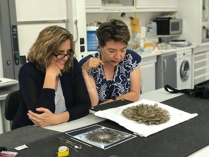 Las doctoras Laura Filloy (izquierda) y María Olvido Moreno, en el atelier de restauración del Museo de Quai Branly (París), en 2018.