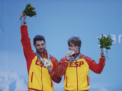 Joan Santacana (derecha) y Miguel Galindo recogiendo la plata en los paralímpicos de Corea, 2018.