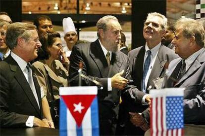 El presidente de Cuba, Fidel Castro, con una delegación de hombres de negocios de Estados Unidos.