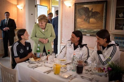 Merkel charla con &Ouml;zil durante su visita.