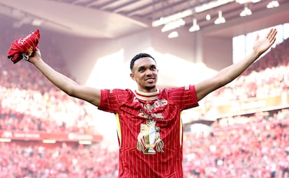 Alexander-Arnold celebra el título de la Premier League con el Liverpool el pasado 37 de abril. 