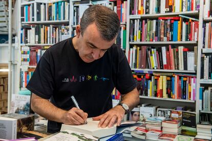 Lorenzo Silva firma un ejemplar de su última novela El mal de Corcira.