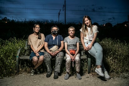 Las voluntarias Eva Crespo, Asun Pau, Choni Sánchez y Rebeca R, en Madrid. Como ellas, hay miles de mujeres alimentando y cuidando de los gatos callejeros.