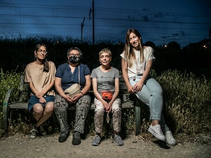 Las voluntarias Eva Crespo, Asun Pau, Choni Sánchez y Rebeca R, en Madrid. Como ellas, hay miles de mujeres alimentando y cuidando de los gatos callejeros.