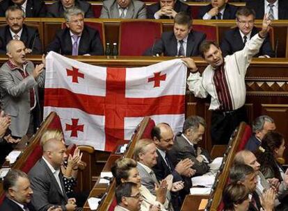 Diputados ucranios protestan contra los legisladores prorrusos sosteniendo la bandera de Georgia en el Parlamento de Kiev.